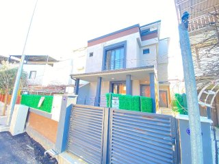 Doğanbey De Denize 300M2 Mustakil Bahçeli Satılık 3+1 Villa