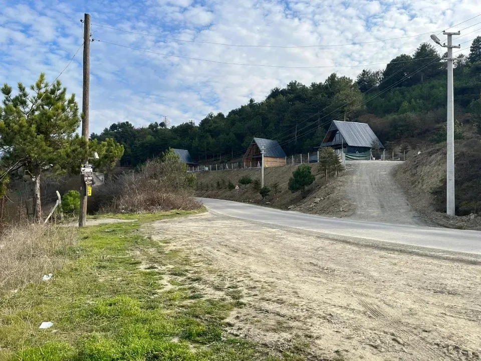 AVCI EMLAK'TAN GEYVE CECELER KÖYÜNDE 6100 m2 MANZARALI, YOL - SU - ELEKTRİK BUNGALOW PROJELİK