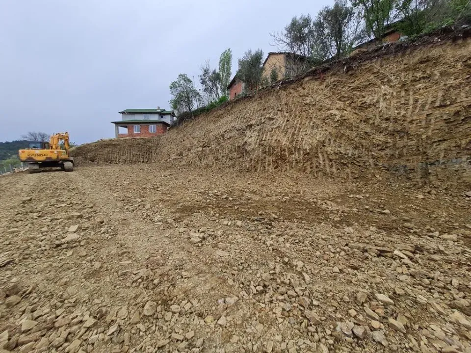 AVCI EMLAK'TAN GEYVE KARACAÖREN KÖYÜNDE 1020 m2 % 40 İMARLI MANZARALI HESAPLI ARSA