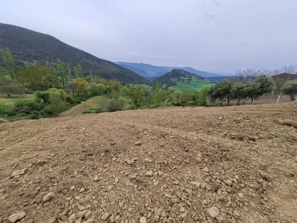 AVCI EMLAK'TAN GEYVE KARACAÖREN KÖYÜNDE 1020 m2 % 40 İMARLI MANZARALI HESAPLI ARSA