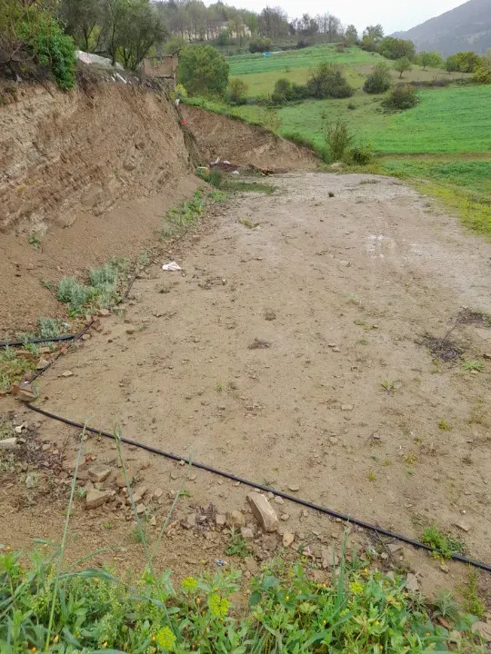 AVCI EMLAK'TAN GEYVE KARACAÖREN KÖYÜNDE 1020 m2 % 40 İMARLI MANZARALI HESAPLI ARSA