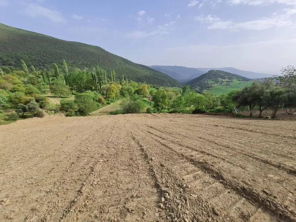 AVCI EMLAK'TAN GEYVE KARACAÖREN KÖYÜNDE 1020 m2 % 40 İMARLI MANZARALI HESAPLI ARSA