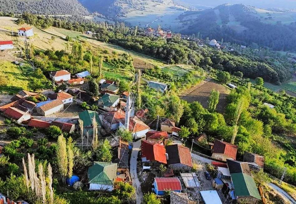 GEYVE KARACAÖREN KÖYÜNDE 1763 m² TAMAMI İMARLI MANZARALI KAÇIRILMAYACAK ARSA