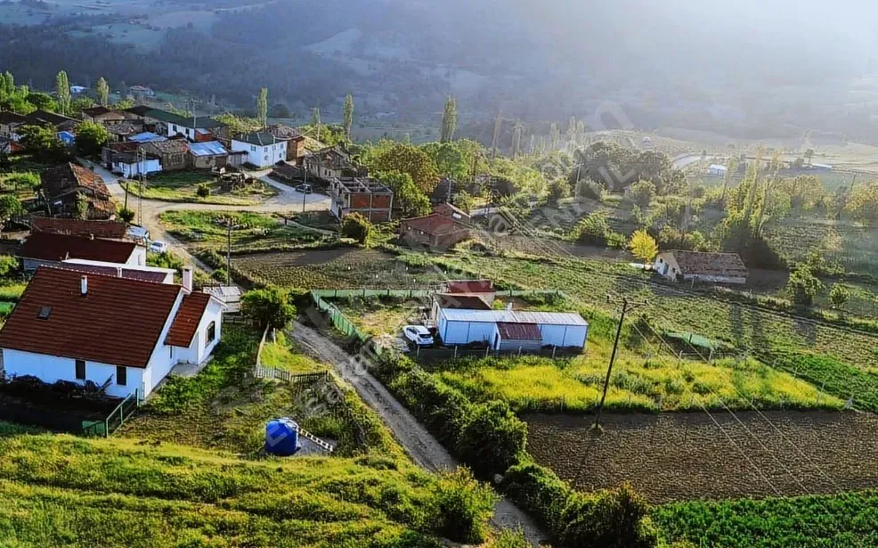 GEYVE KARACAÖREN KÖYÜNDE 1763 m² TAMAMI İMARLI MANZARALI KAÇIRILMAYACAK ARSA