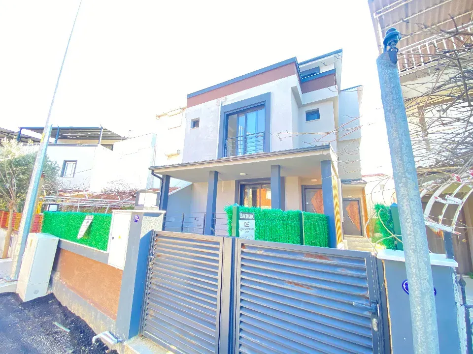 Doğanbey De Denize 300M2 Mustakil Bahçeli Satılık 3+1 Villa