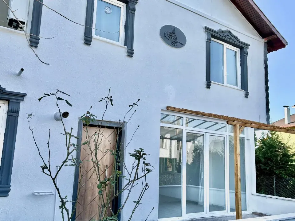 Sakarya / Sapanca / Kırkpınar Soğuksu Mh.BAĞDAT CD.YAKINI 3 KATLI VİLLA