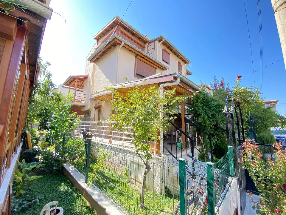 Doğanbey'de Site İçerisinde Geniş Bahçeli Müstakil.satılık 4+1 Villa