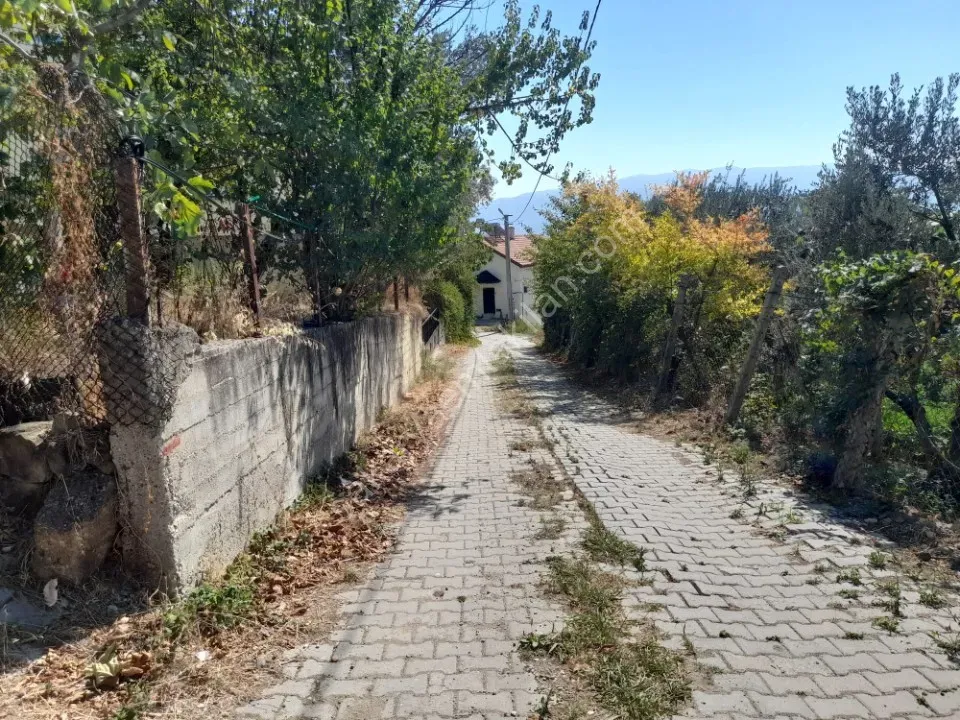 GEYVE KÖPRÜBAŞI MAHALLESİNDE 982 m² ARSA İÇİNDE 3 KATLI MÜSTAKİL EV - GENİŞ AİLELER İÇİN İDEAL