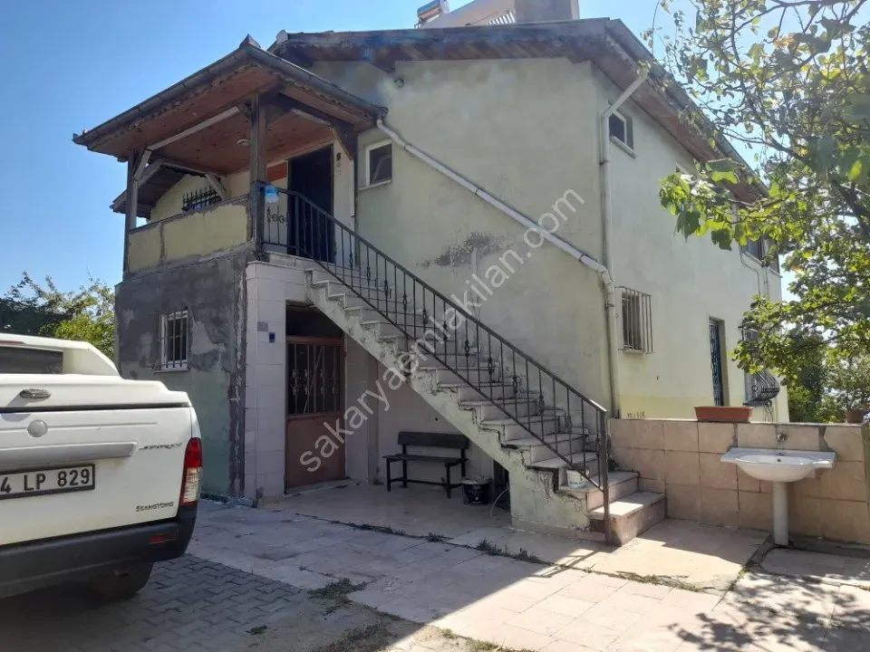 GEYVE KÖPRÜBAŞI MAHALLESİNDE 982 m² ARSA İÇİNDE 3 KATLI MÜSTAKİL EV - GENİŞ AİLELER İÇİN İDEAL