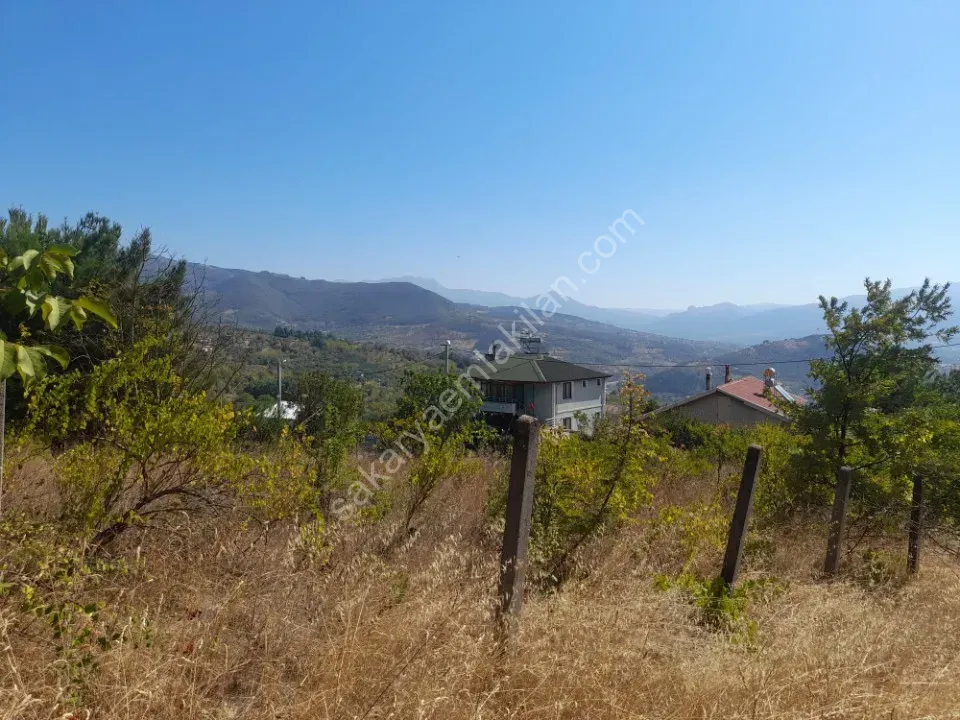 GEYVE KÖPRÜBAŞI MAHALLESİNDE 982 m² ARSA İÇİNDE 3 KATLI MÜSTAKİL EV - GENİŞ AİLELER İÇİN İDEAL