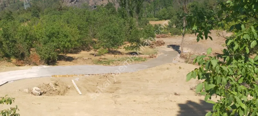 GEYVE AHİBABA KÖYÜNDE 1766 m² İMARLI, MANZARALI, 3'e BÖLÜNEBİLİR YATIRIM DEĞERİ YÜKSEK ARSA