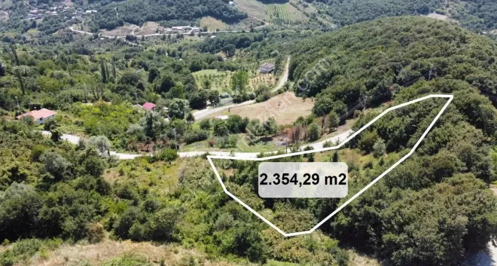 AKINCI KÖYÜNDE 2354 m² RESMİ YOLA CEPHELİ, MANZARALI, ELEKTRİK SU DİBİNDE YATIRIMLIK ARAZİ