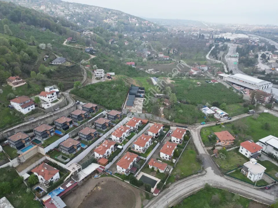 Sapanca’da Sükûnetin Kalbinde Manzaralı 1.270 m² Arsa