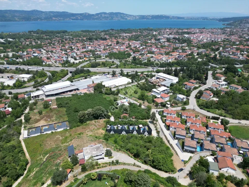 Sapanca’da Sükûnetin Kalbinde Manzaralı 1.270 m² Arsa