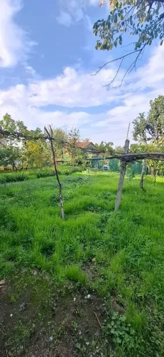 AKYAZI EMLAKTAN KÖY MERKEZİNDE 570 M2 GENİŞ ARSA ÜZERİNDE MÜSTAKİL EV