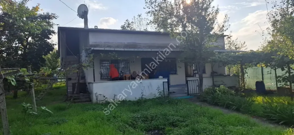 AKYAZI EMLAKTAN KÖY MERKEZİNDE 570 M2 GENİŞ ARSA ÜZERİNDE MÜSTAKİL EV