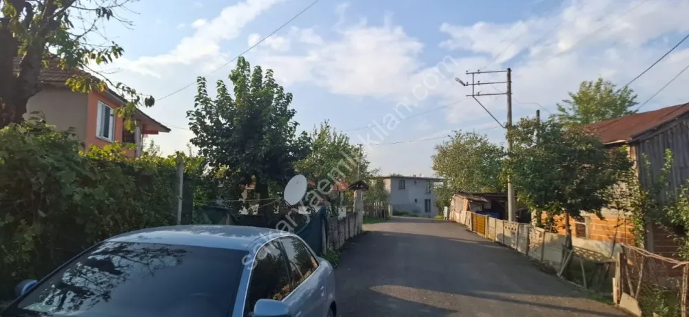 AKYAZI EMLAKTAN KÖY MERKEZİNDE 570 M2 GENİŞ ARSA ÜZERİNDE MÜSTAKİL EV