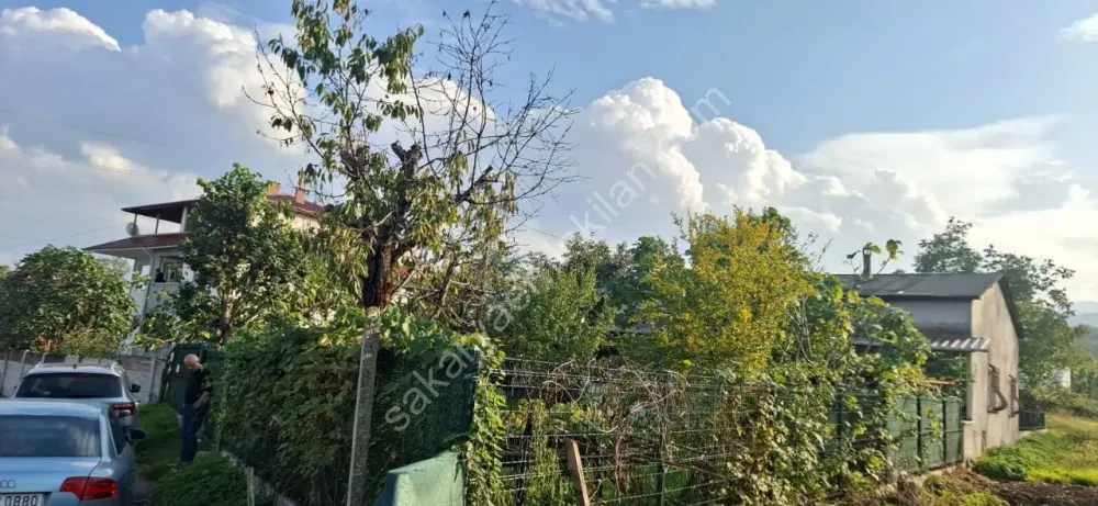 AKYAZI EMLAKTAN KÖY MERKEZİNDE 570 M2 GENİŞ ARSA ÜZERİNDE MÜSTAKİL EV