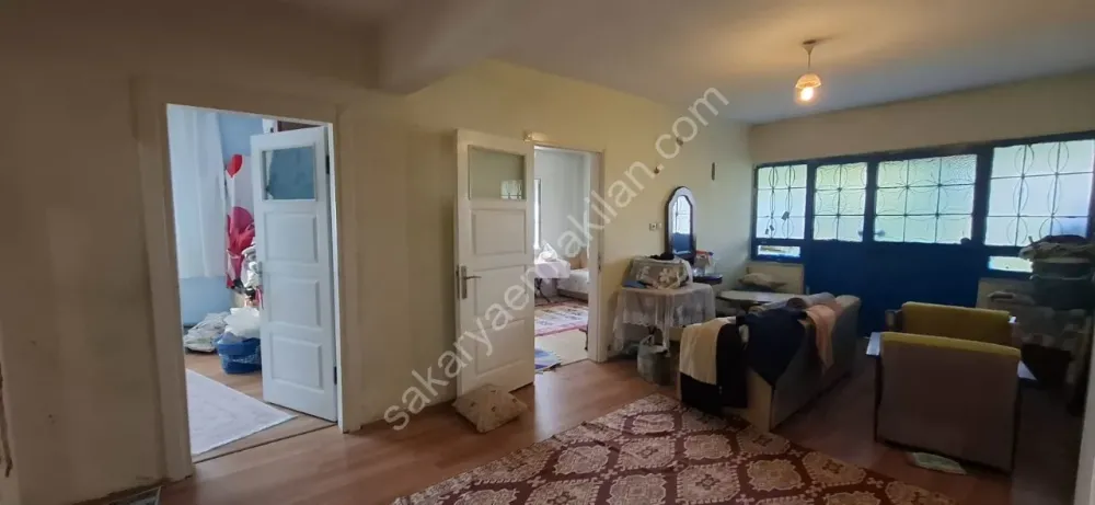 AKYAZI EMLAKTAN KÖY MERKEZİNDE 570 M2 GENİŞ ARSA ÜZERİNDE MÜSTAKİL EV