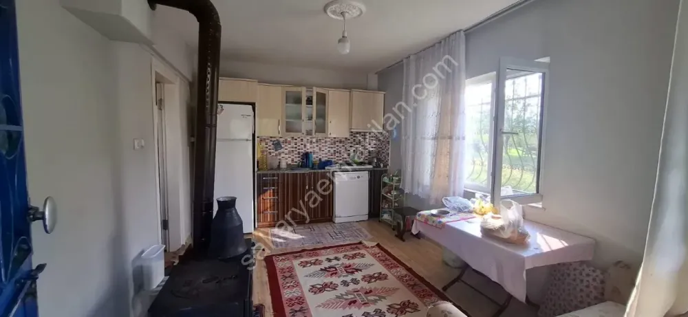 AKYAZI EMLAKTAN KÖY MERKEZİNDE 570 M2 GENİŞ ARSA ÜZERİNDE MÜSTAKİL EV