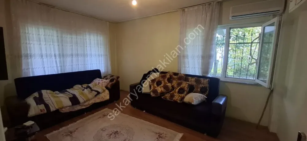 AKYAZI EMLAKTAN KÖY MERKEZİNDE 570 M2 GENİŞ ARSA ÜZERİNDE MÜSTAKİL EV