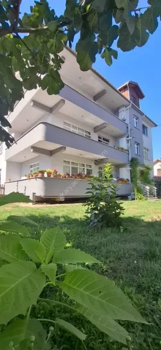 ADA CADDESİ'NDE AİLE APARTMANINDA FERAH GENİŞ SATILIK DAİRE