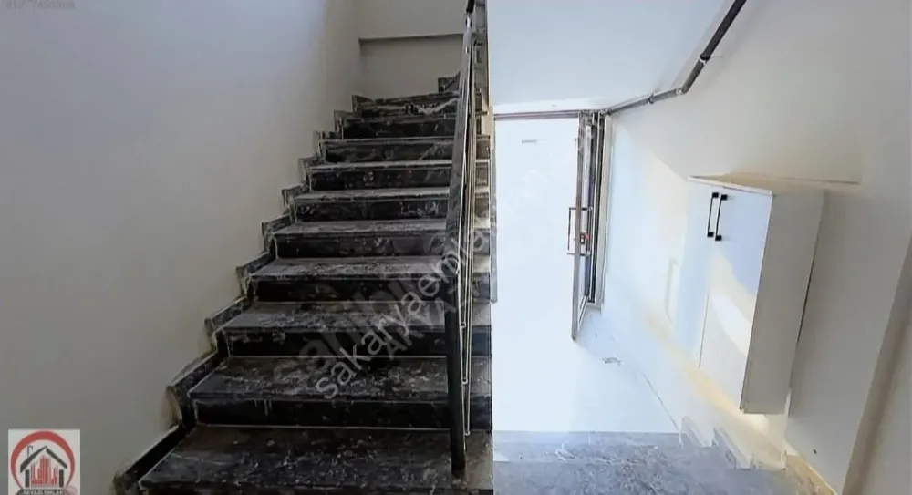 AKYAZI EMLAK'TAN MERKEZİ KONUMDA SATILIK SIFIR 6 ADET 2+0 DAİRE