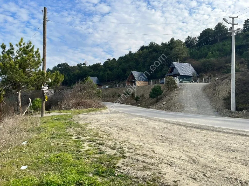 GEYVE CECELER KÖYÜNDE 508 m² ASFALTA CEPHE ELEKTRİK SU DİBİNDE HOBİ BAHÇESİ