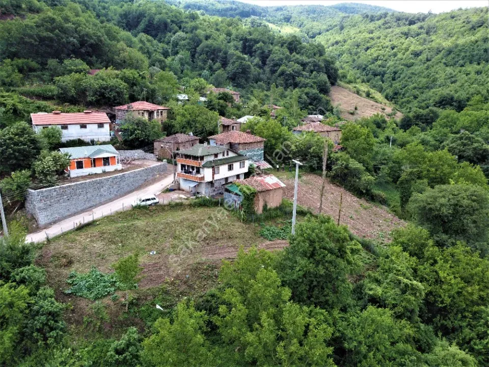 GEYVE AKINCI KÖYÜNDE 451 m² % 40 - 2 KAT KONUT İMARLI MANZARALI FIRSAT ARSA