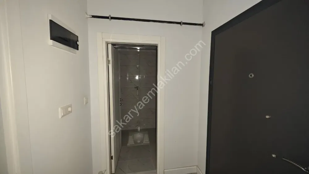 AKYAZI MERKEZ'DE KİRALIK ARA KAT 2+0 DAİRE ÖMERCİKLER MAHALLESİ
