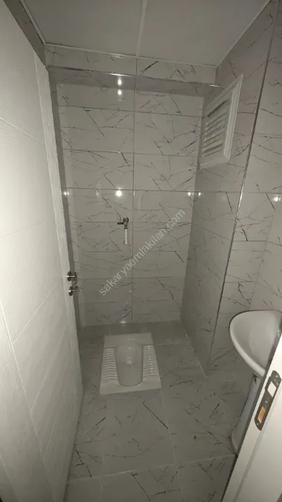 AKYAZI MERKEZ'DE KİRALIK ARA KAT 2+0 DAİRE ÖMERCİKLER MAHALLESİ