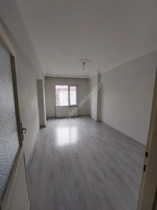 YILDIZ GAYRİMENKUL'DEN KİRALIK DAİRE DOĞUM EVİ İLERİSİ CADDE ÜZERİ