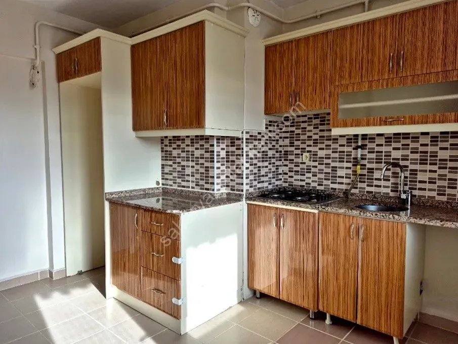 ADAPAZARI CAMİLİ MAHALLESİNDE KİRALIK 3+1 DAİRE