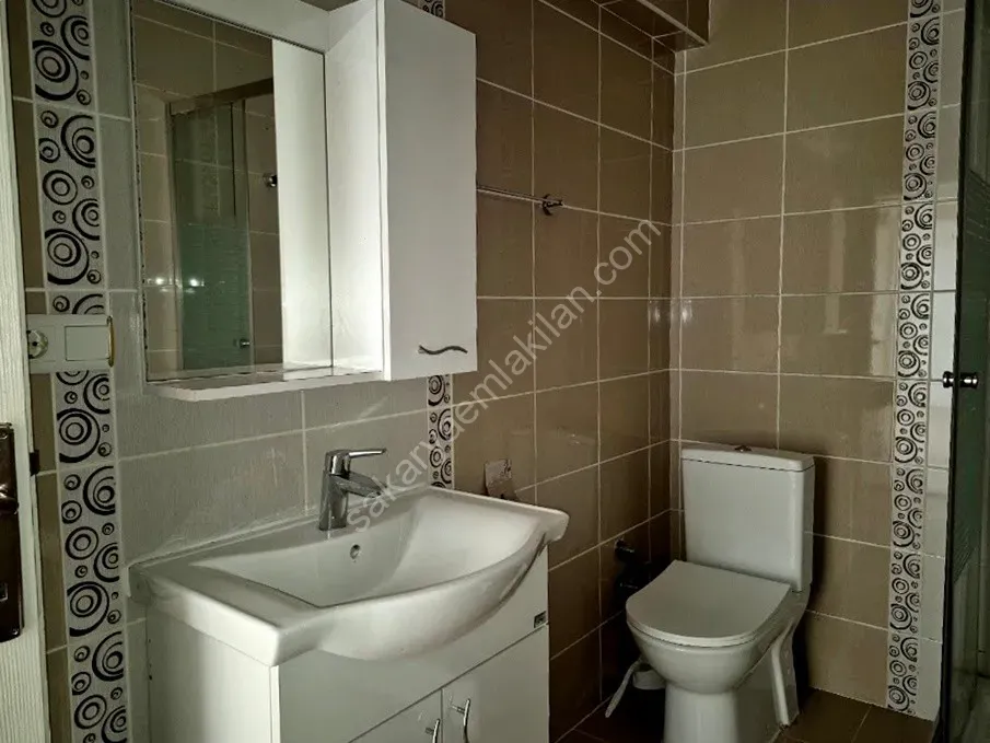 ADAPAZARI CAMİLİ MAHALLESİNDE KİRALIK 3+1 DAİRE