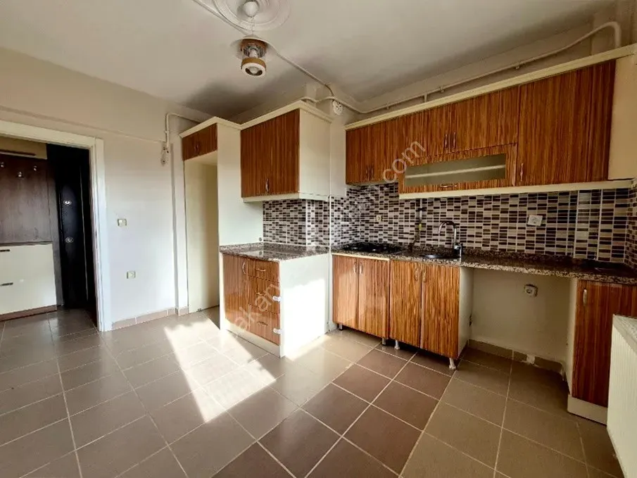 ADAPAZARI CAMİLİ MAHALLESİNDE KİRALIK 3+1 DAİRE