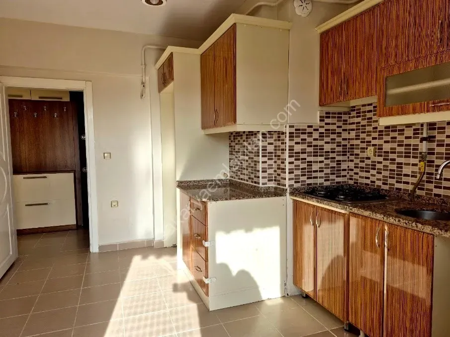 ADAPAZARI CAMİLİ MAHALLESİNDE KİRALIK 3+1 DAİRE