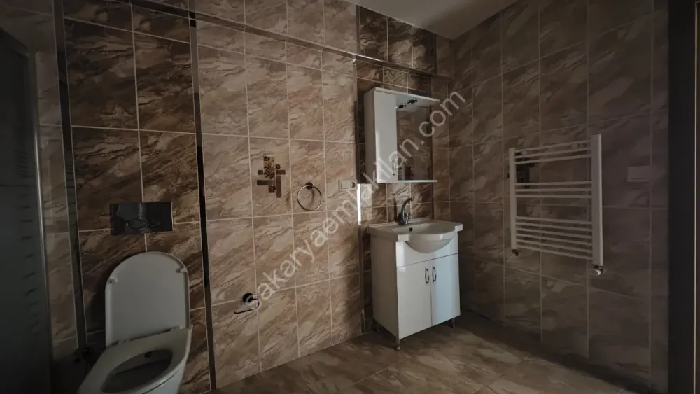 YENİ CAMİ AKYAZI MERKEZ'DE KİRALIK ARA KAT 2 + 1 NET 84 m2