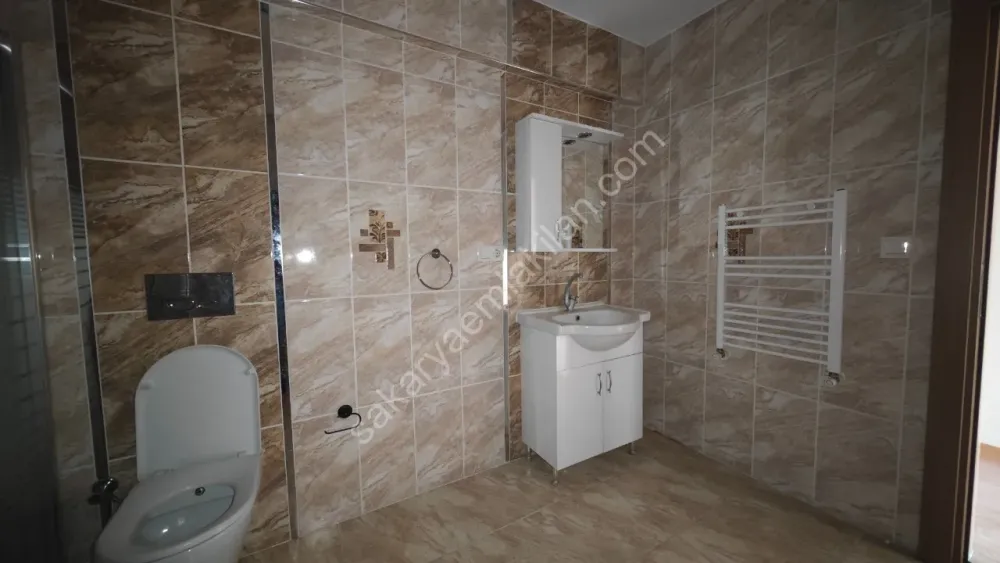 YENİ CAMİ AKYAZI MERKEZ'DE KİRALIK ARA KAT 2 + 1 NET 84 m2