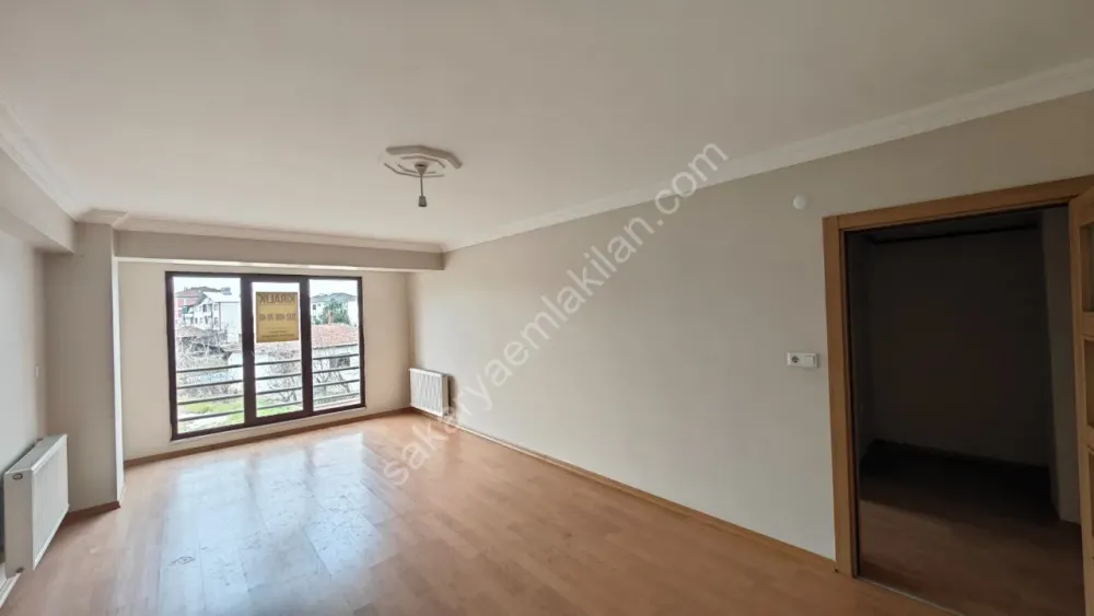 YENİ CAMİ AKYAZI MERKEZ'DE KİRALIK ARA KAT 2 + 1 NET 84 m2