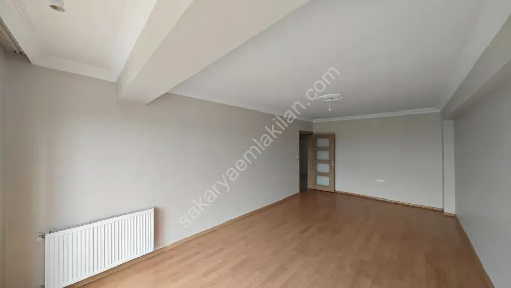 YENİ CAMİ AKYAZI MERKEZ'DE KİRALIK ARA KAT 2 + 1 NET 84 m2