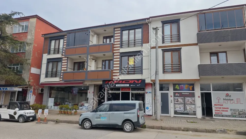 YENİ CAMİ AKYAZI MERKEZ'DE KİRALIK ARA KAT 2 + 1 NET 84 m2