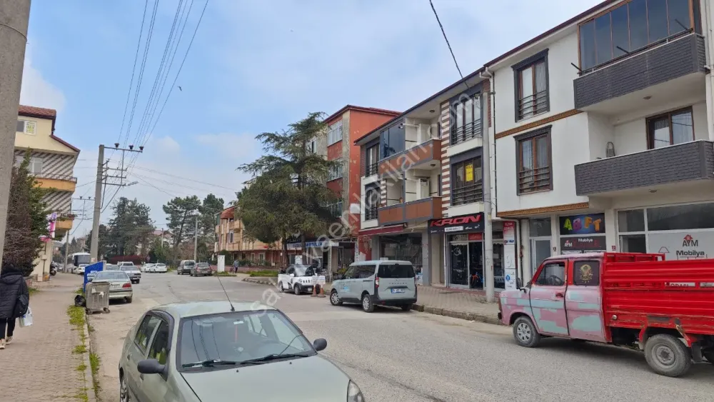 YENİ CAMİ AKYAZI MERKEZ'DE KİRALIK ARA KAT 2 + 1 NET 84 m2