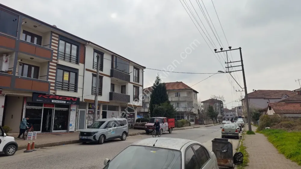 YENİ CAMİ AKYAZI MERKEZ'DE KİRALIK ARA KAT 2 + 1 NET 84 m2