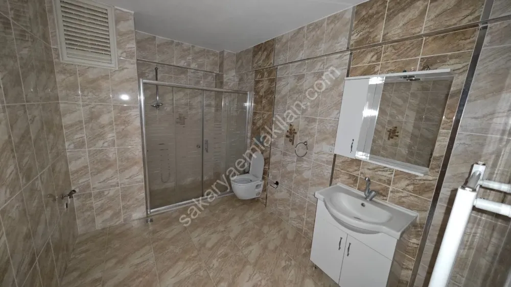 YENİ CAMİ AKYAZI MERKEZ'DE KİRALIK ARA KAT 2 + 1 NET 84 m2
