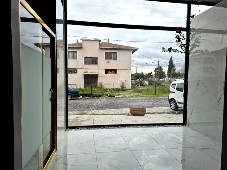 ADAPAZARI MERKEZDE KİRALIK 640 m² GENİŞ KULLANIMLI KÖŞE DÜKKAN