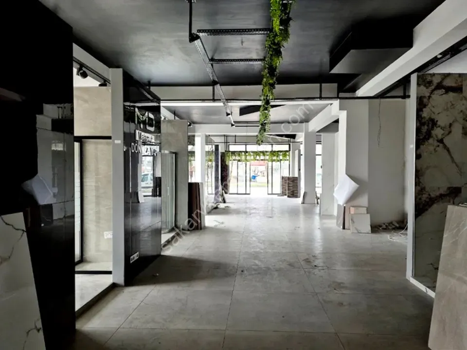 ADAPAZARI MERKEZDE KİRALIK 640 m² GENİŞ KULLANIMLI KÖŞE DÜKKAN