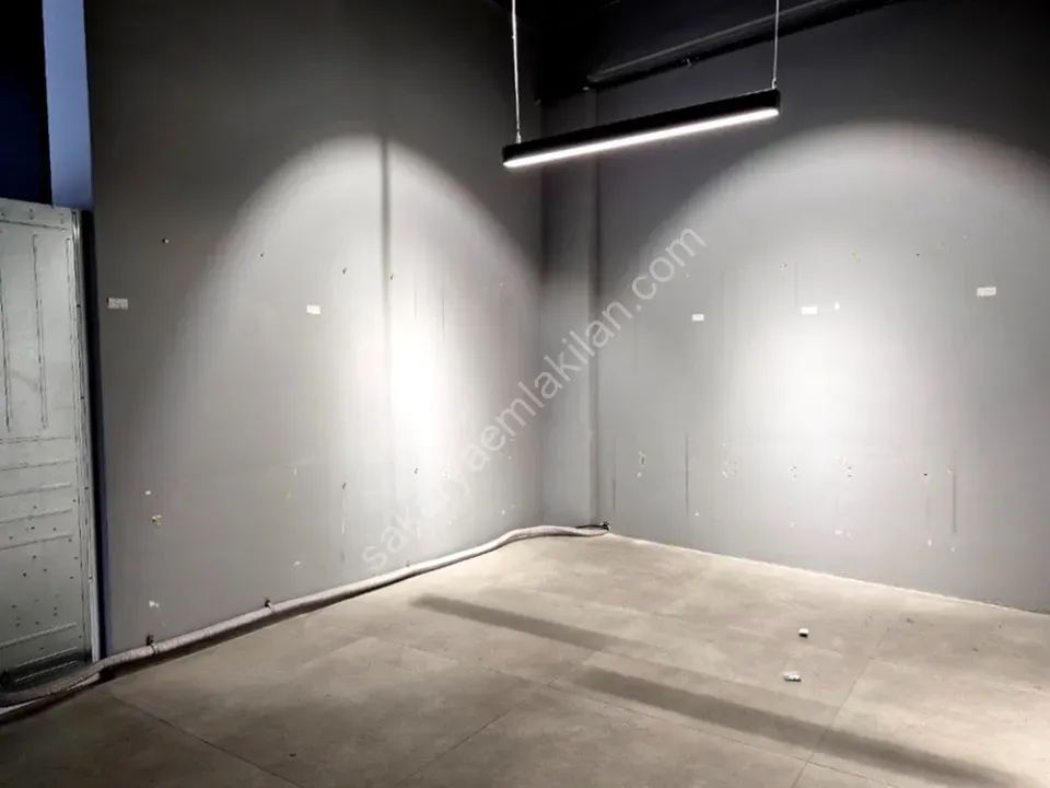 ADAPAZARI MERKEZDE KİRALIK 640 m² GENİŞ KULLANIMLI KÖŞE DÜKKAN