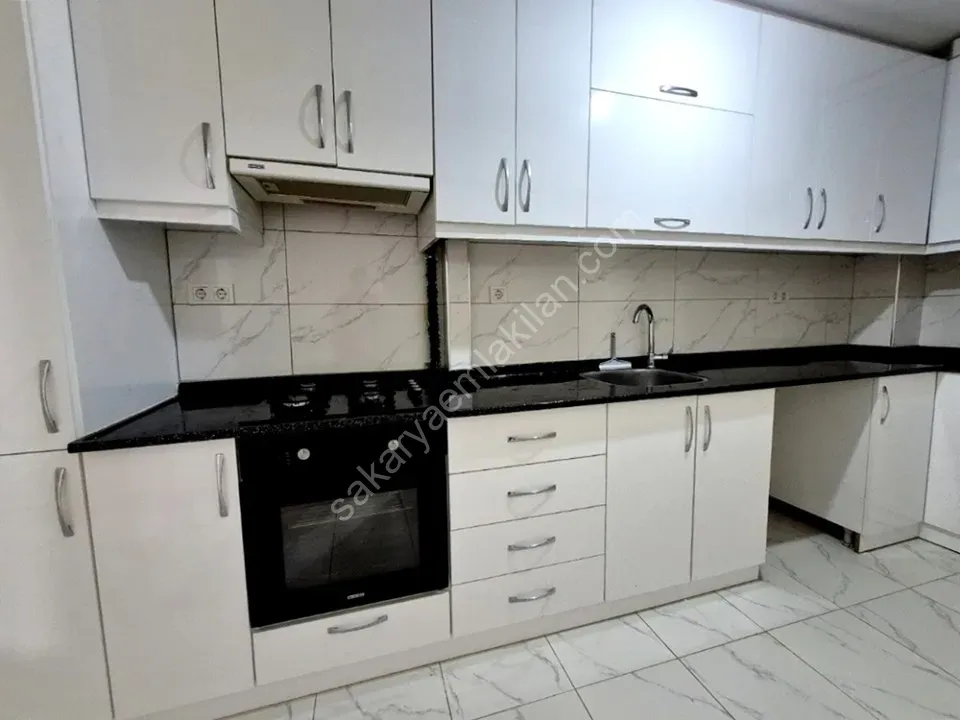 ADAPAZARI MERKEZDE KİRALIK 3+1 DAİRE