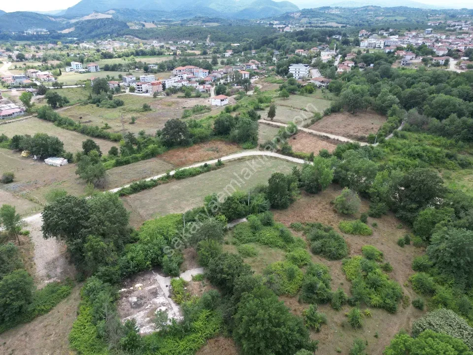 ARİFİYE NEVİYE'DE DOĞAYLA İÇ İÇE, KÖŞE PARSEL 2.363 m² İMARLI ARSA