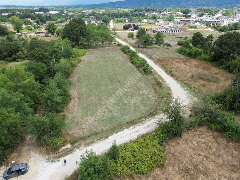 ARİFİYE NEVİYE'DE DOĞAYLA İÇ İÇE, KÖŞE PARSEL 2.363 m² İMARLI ARSA